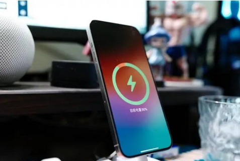 石岐区街道苹果15换屏服务分享用什么充电器给iPhone15充电更好 